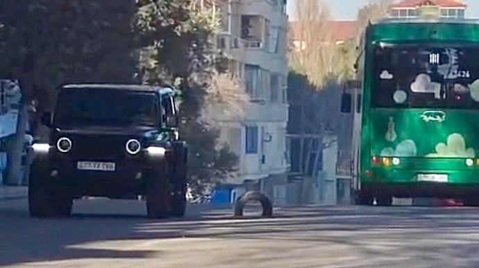 Binəqədidə yolun ortasında təhlükəli lyuk: Qapağını təkər “əvəz edir”   - VİDEO