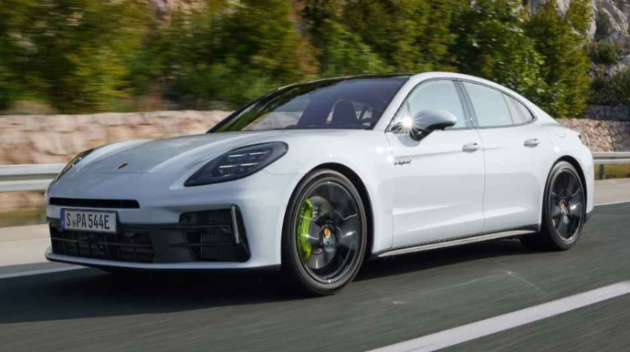 Yeni nəsil "Porsche Panamera" iki yeni hibrid versiyaya sahib olub 