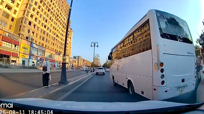 В Ясамальском районе водитель автобуса создал аварийную ситуацию - ВИДЕО