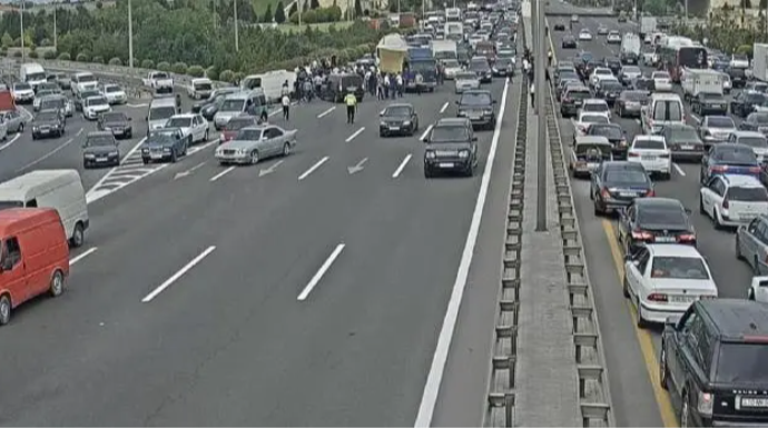 Qəzadan sonra avtomobili yolun ortasında saxlayıb sığortanı gözləməyə ehtiyac varmı? - MÜTƏXƏSSİS RƏYİ 