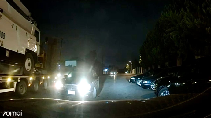 Zabratda təhlükəli ötmə edən sürücü  yolu kəsib qəza riski yaratdı   - VİDEO