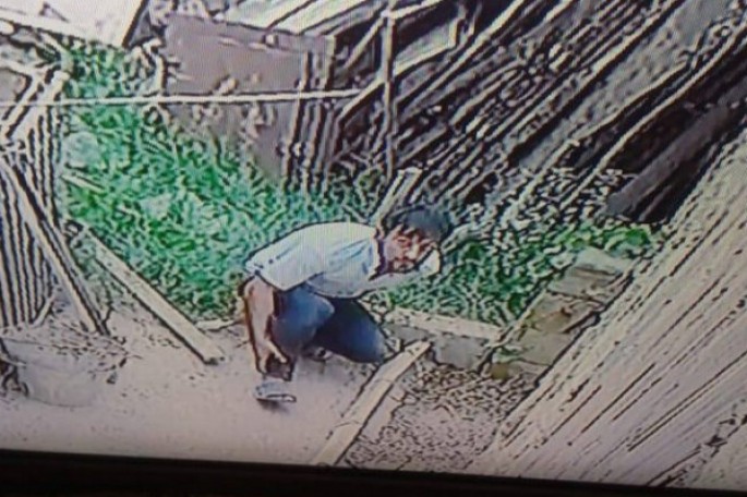 Vay, kameraya düşdüm: Saray qəsəbəsində oğrunun həyətə girmə anı - VİDEO