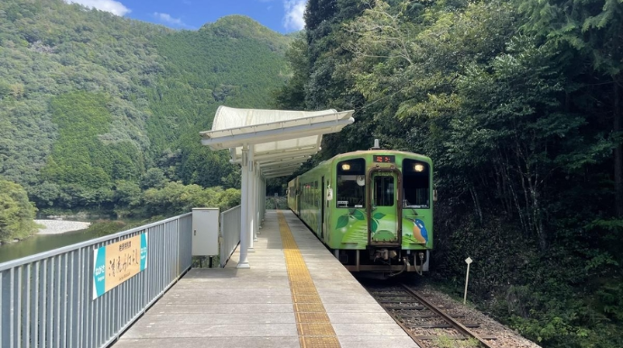 Girişi və çıxışı olmayan qəribə qatar stansiyası: Niyə yaradılıb? 