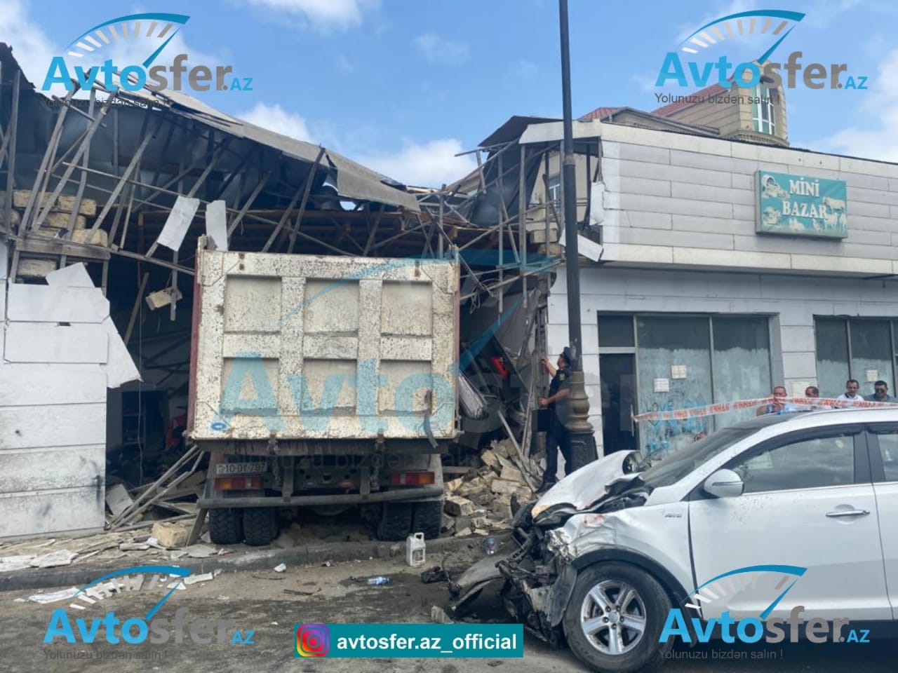 Binəqədidə dəhşət:  "Shacman" iki maşını sürüyüb mağazaya çırpdı  - FOTO - VİDEO