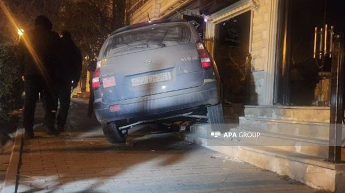 Bakıda motosikletlə toqquşan avtomobil binaya çırpıldı, xəsarət alanlar var   - FOTO