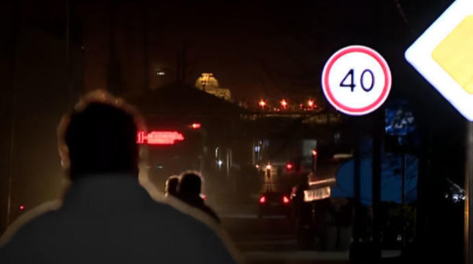 В Баку дорога без освещения представляет опасность для прохожих - ВИДЕО 