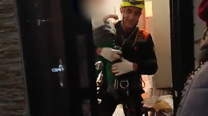 4 yaşlı uşaq evdə köməksiz qaldı - Belə çıxarıldı - VİDEO