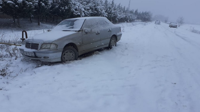 Yoldan çıxan "Mercedes" qaz xəttinə çırpıldı  - FOTO