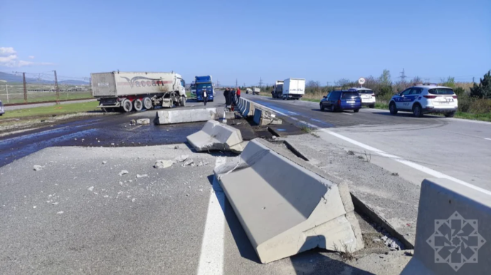 На трассе Баку - Губа столкнулись грузовой и легковой автомобили - ФОТО   - ОБНОВЛЕННЫЙ