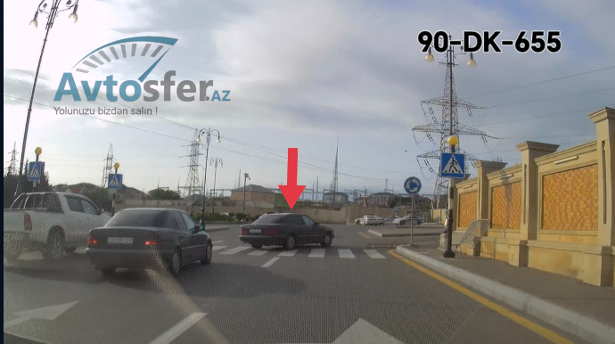 Sol zolaqla gedən sürücü qəfildən fikrini dəyişib sağa döndü  - VİDEO