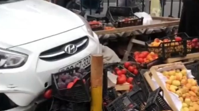 Bakıda yoldan çıxan “Hyundai”  meyvə piştaxtasına girdi  - VİDEO