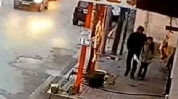 Bakıda manyak peyda olub:  Məktəbli qız uşaqlarına yaxınlaşıb... - VİDEO 