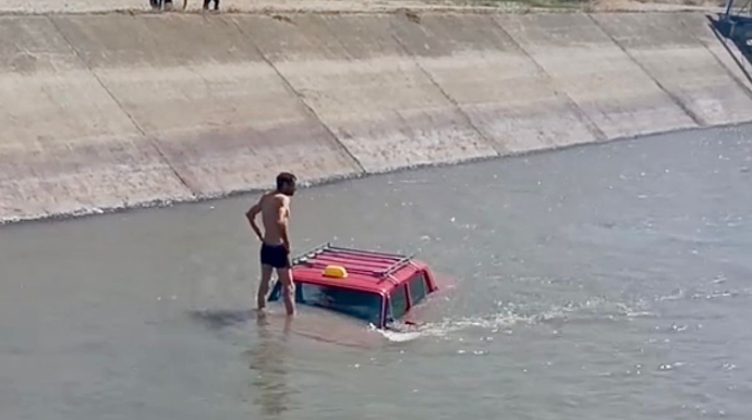 Qubada idarəetmədən çıxan “VAZ” su kanalına düşdü    - VİDEO