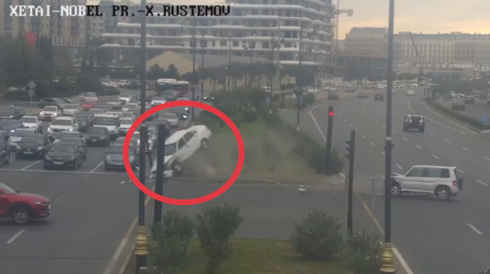 В Баку произошло жуткое ДТП:  Автомобиль врезался в светофор и перевернулся - ВИДЕО 