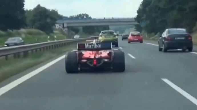 Çexiyada naməlum şəxs şosedə “Formula 1” bolidi ilə şütüyüb - VİDEO 