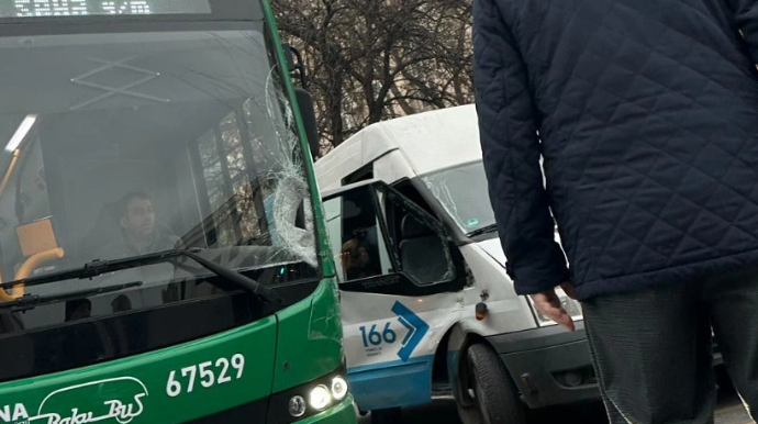 "BakuBus"ın avtobusu yük maşını ilə toqquşdu 