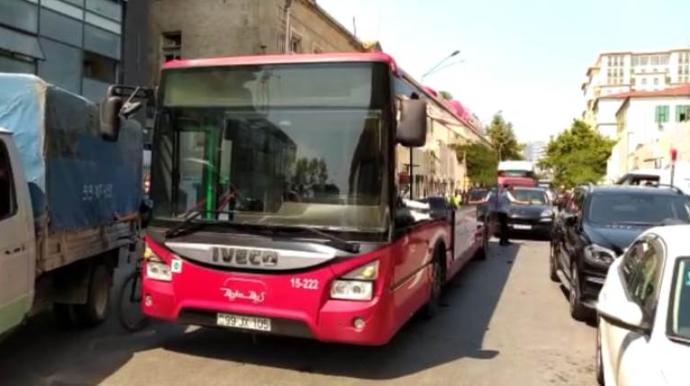 Bayılda avtobusla “BMW” toqquşdu - FOTO