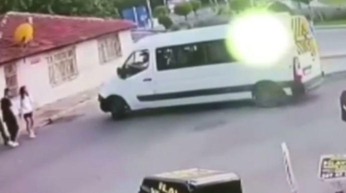 Avtobus sürücüsü nəqliyyat vasitəsini ona irad bildirən qadınların üzərinə sürdü – VİDEO 