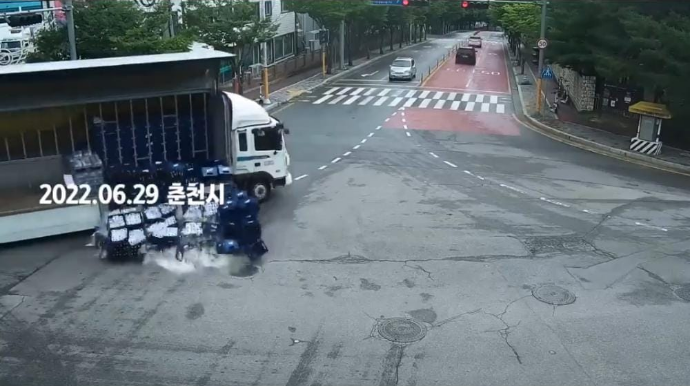 Yük maşını pivə boçkalarını belə dağıtdı -ANBAAN VİDEO 