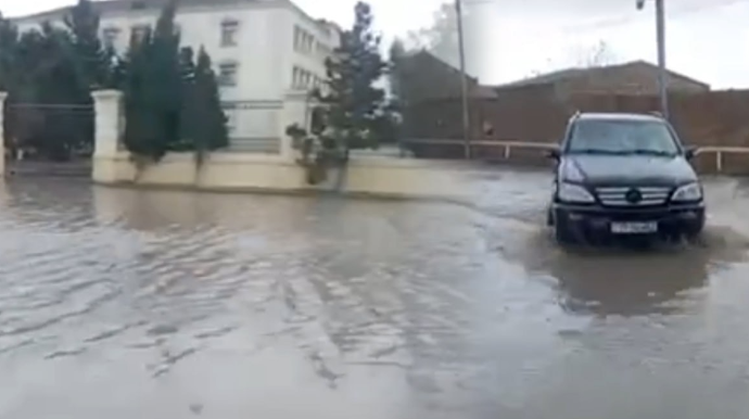 Bakıda su altında qalan qəsəbə - Sakinlər əziyyət çəkir - VİDEO 