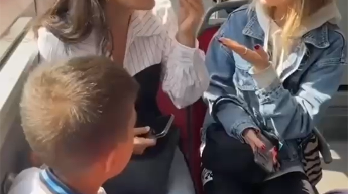 Avtobusda qızlar arasında əlbəyaxa dava - VİDEO