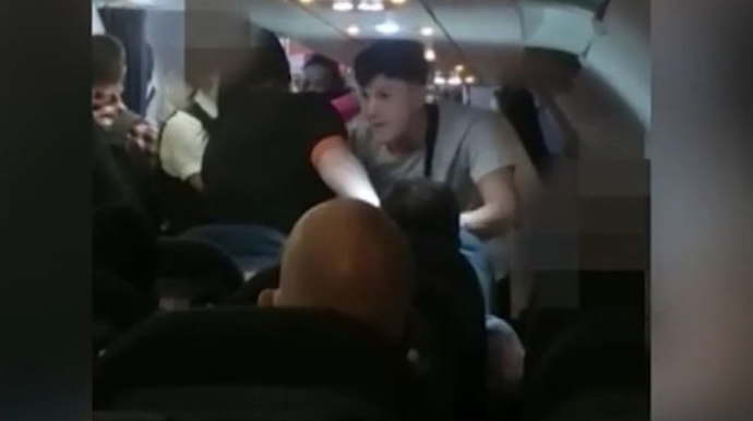 Türkiyəyə uçan təyyarənin göyərtəsində əlbəyaxa dava - VİDEO 