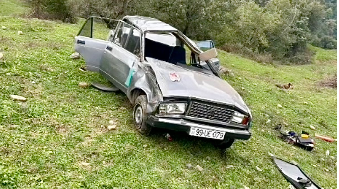 Lerikdə döngəyə sürətlə girən sürücü “VAZ”ı dərəyə aşırdı   - VİDEO