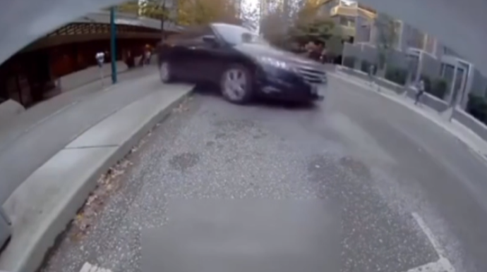 Maşını park etmək istədi:  dəhşətli qəza törədib piyadanı vurdu  - VİDEO