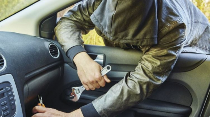 Avtomobillərdən pul və mobil telefonlar oğurlanıb - Yasamalda  