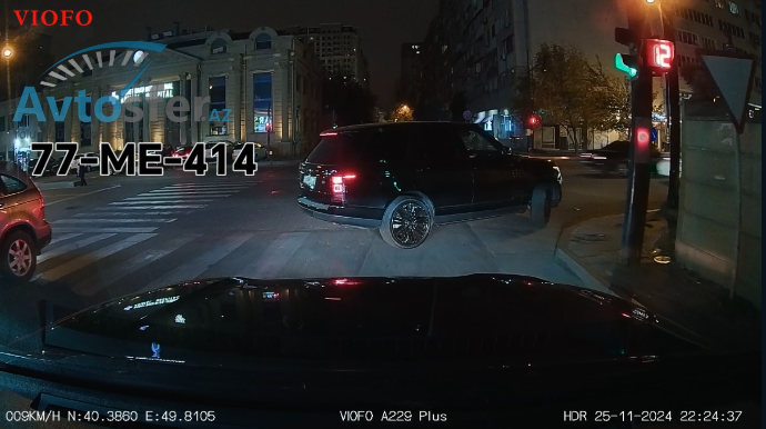 Qayda pozmadan geriyə dönmək istəyən sürücü daha kobud qayda pozdu - 77-ME-414 - VİDEO  