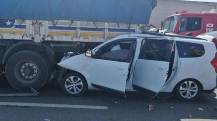 Avtomobil "TIR"ın altına girdi: 3 ölü, 2 yaralı - FOTO