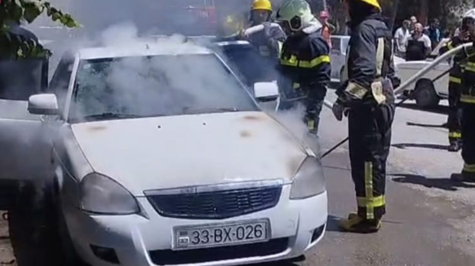 Yanan avtomobil digər maşına çırpıldı - FOTO