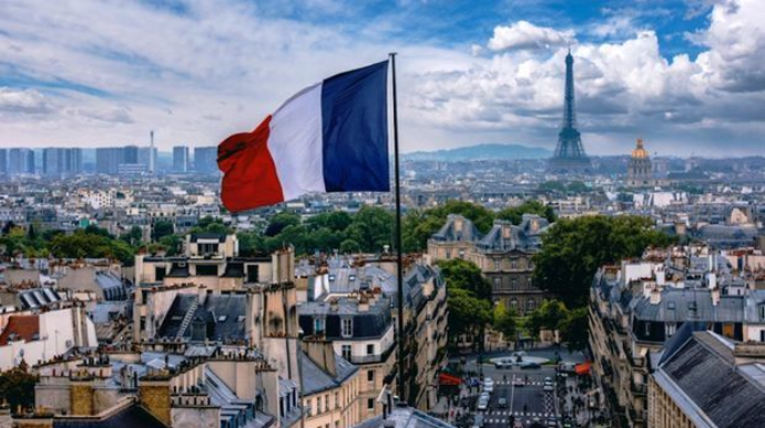 Наши соотечественники выразили протест против предвзятости Франции  - ФОТО