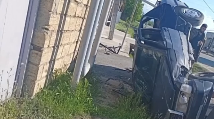 Yüksək sürətlə manevr edən “Mercedes” belə aşdı  - VİDEO