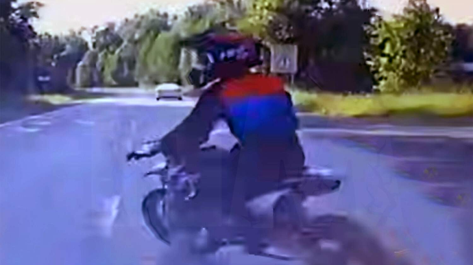 Manevr qaydasını pozan 13 yaşlı qızı avtomobil vurdu - VİDEO 