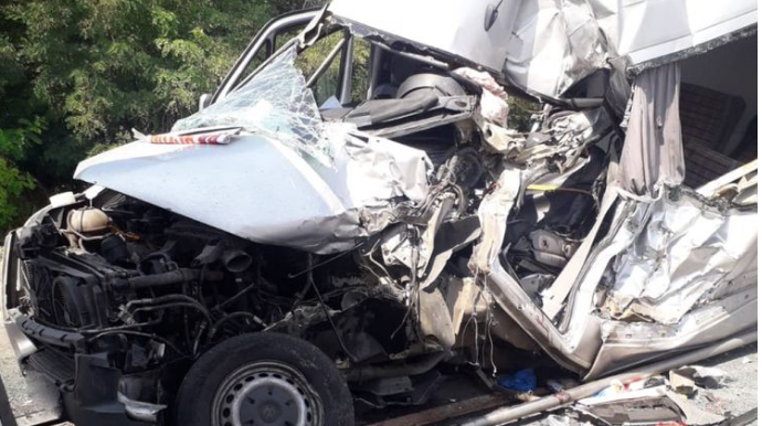 Oğuzda mikroavtobus aşıb, yaralılar var