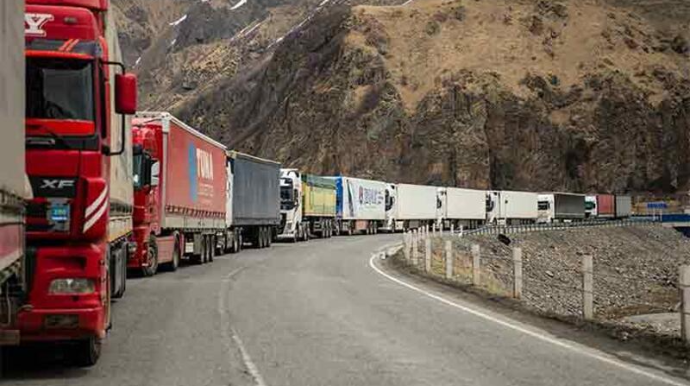 Сотни армянских фур застряли на КПП "Верхний Ларс" 