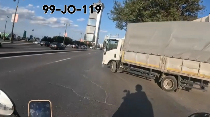 Avtomobillərin yolunu kəsən sürücü bu dəfə motosikletçiyə qəza şəraiti yaratdı - VİDEO