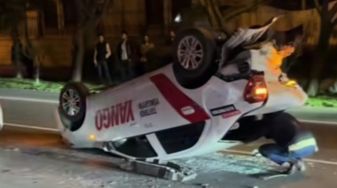 Bakıda taksi işləyən avtomobil aşdı - VİDEO