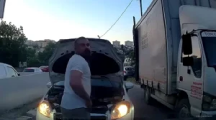 Yol verməmək üçün maraqlı bəhanə: “Maşınım xarab olub” dedi  - VİDEO 