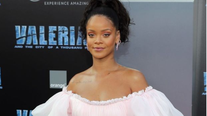 Rihanna rəsmən milyarder oldu