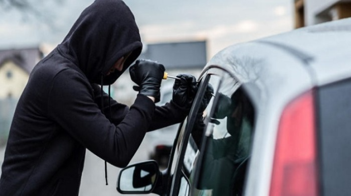 Yasamalda maşın soyuldu 