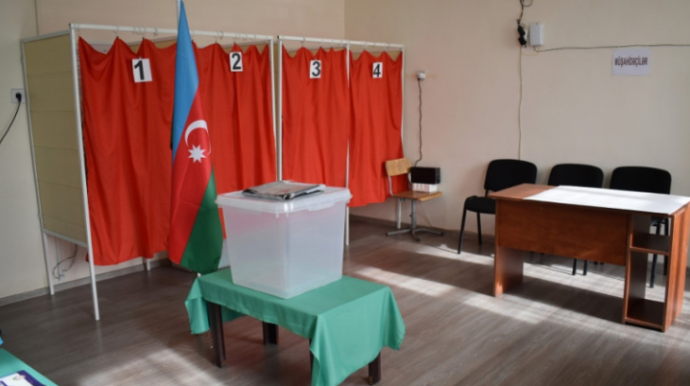 Səs verməyə gələn seçici məntəqədə ÖLDÜ 