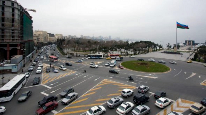 Площадь Азнефть в Баку:  новые выделенные полосы и неправильная разметка вызывают вопросы - ВИДЕО 