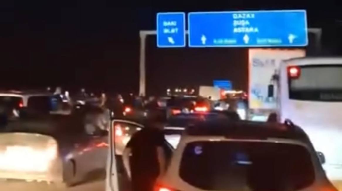 Bakı–Ələt yolunda "Kamaz" aşdı, uzun tıxac yarandı - VİDEO 