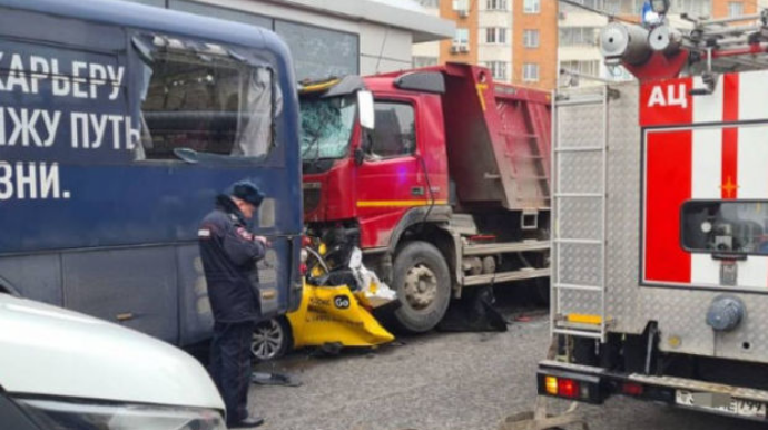 В центре Москвы грузовик раздавил автомобиль такси  - ВИДЕО - ФОТО
