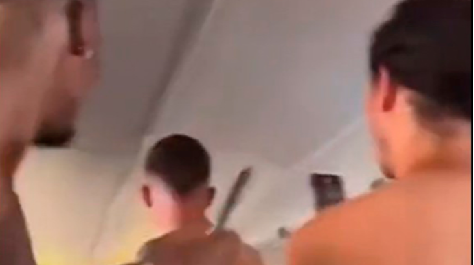 Təyyarədə problem yarandı, futbolçular soyundu - VİDEO