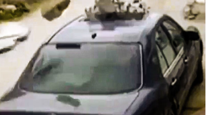 Avtomobilinin üzərinə daş parçaları düşən sürücünün bəxti gətirdi - VİDEO