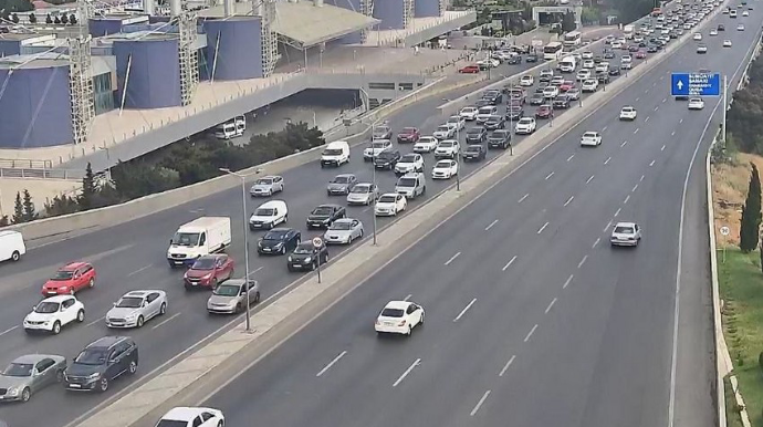 Bakının bəzi yollarında tıxac yarandı - SİYAHI 