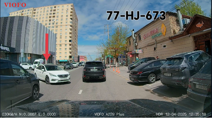 Restorana tələsən sürücü qoşa xəttin tələbini pozub təhlükə yaratdı - VİDEO